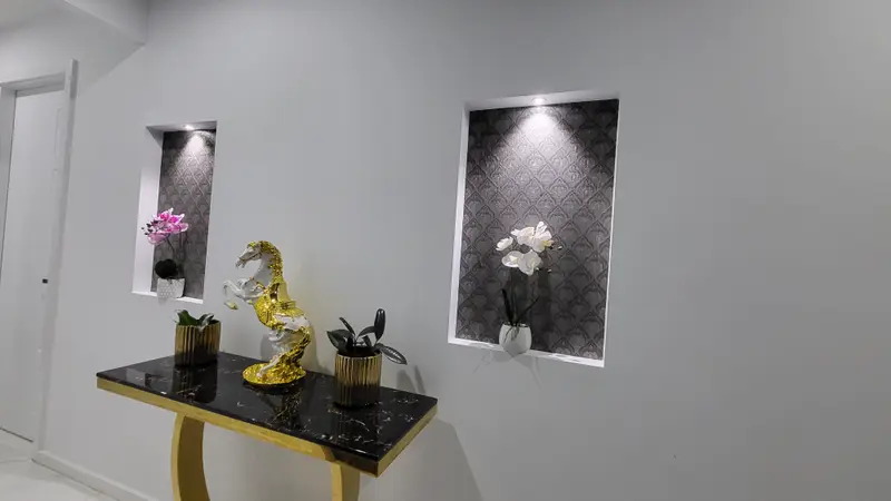 Niche Wallpaper Installation