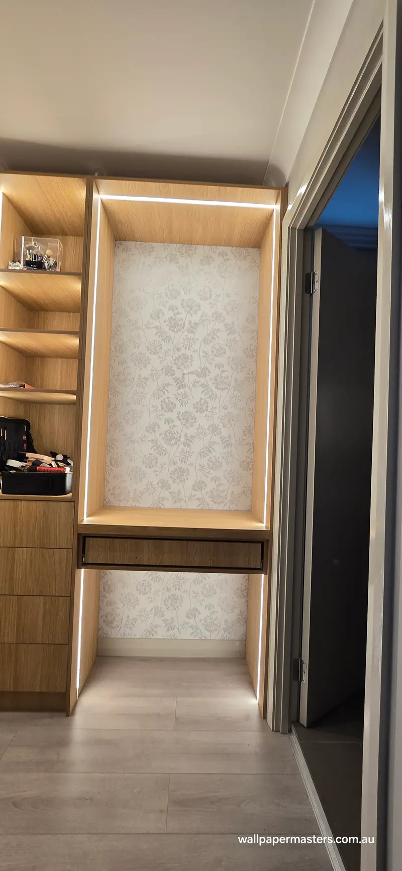 Niche Wallpaper Installation