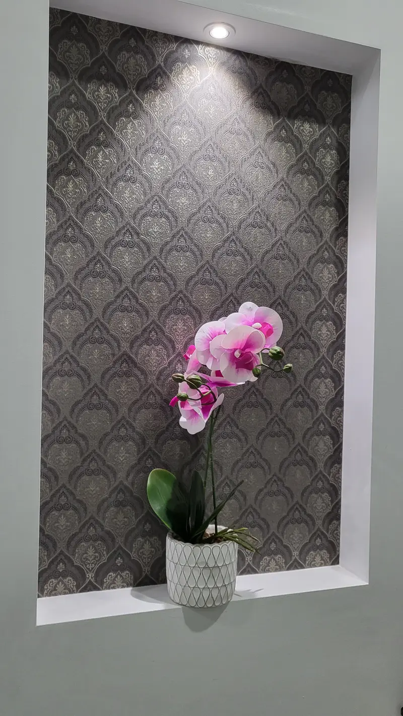 Niche Wallpaper Installation